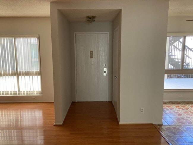 Foto del edificio - Fox Hills 2 Bd Condo