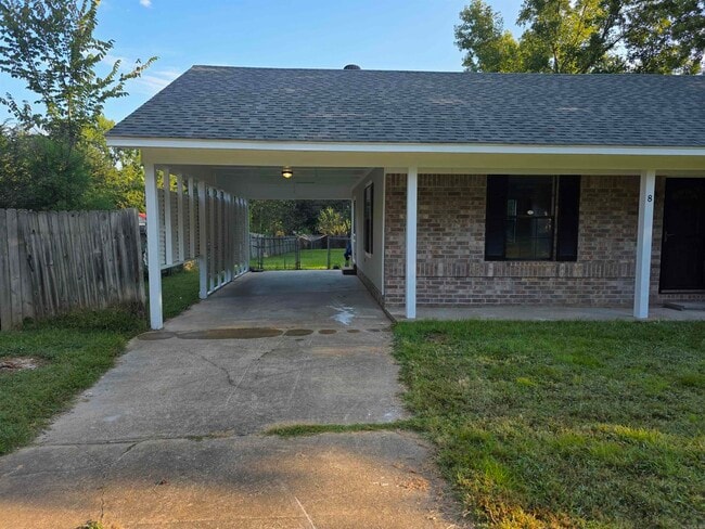 Building Photo - 8 Helen St