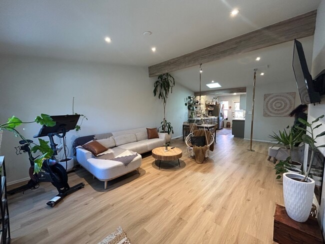 Foto del edificio - 1347 E Parkway Dr