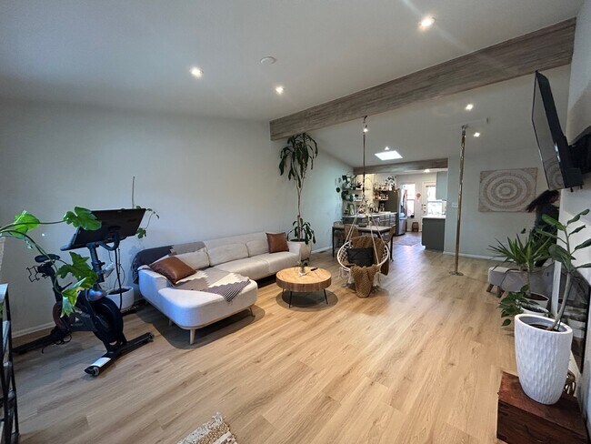 Photo - 1347 E Parkway Dr Townhome