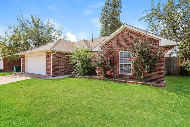 Building Photo - Gorgeous Yukon Home!