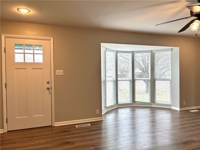 Foto del edificio - 301 Crestview Dr