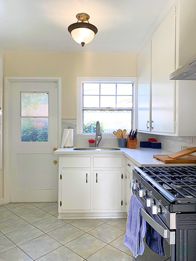 Primary Photo - 438 1/2 N Glenwood Pl