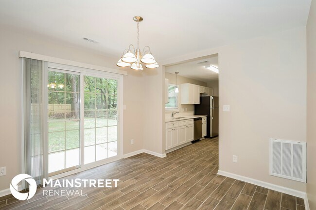 Foto del edificio - 6426 Lake Forest Rd E