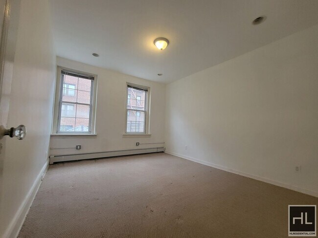 Foto del edificio - 68-39 CLYDE STREET