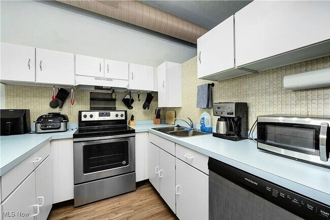 Building Photo - Charming 1BR Condo in Cleveland downtown w...