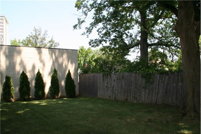 Building Photo - 26 26th Ave