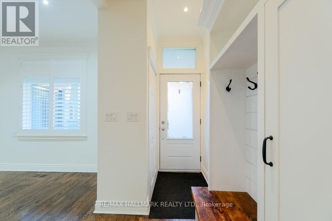 Photo du bâtiment - 239 Bain Ave