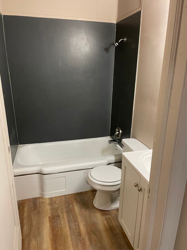 Baño reformado - 821 N 11th St