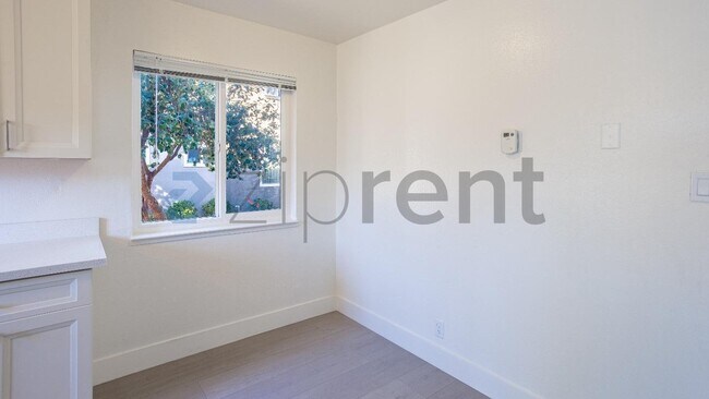 Building Photo - Unit A