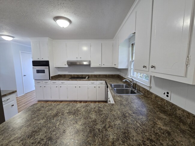 Building Photo - 205 Pinewood Dr