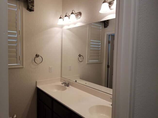 Foto del edificio - Beautiful Home - Like New Condition- Move in Ready