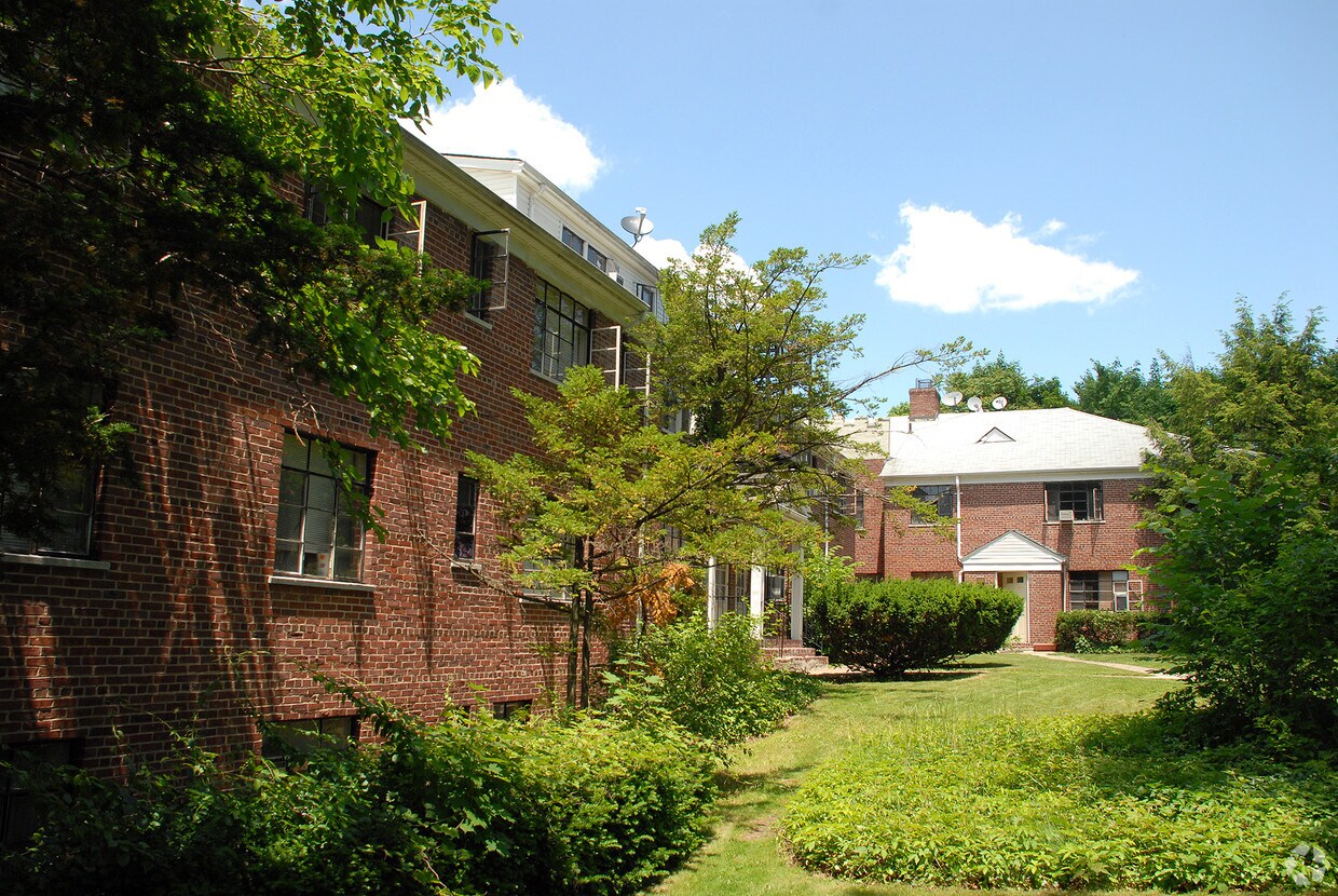 Building Photo - 10 Hillside Ave