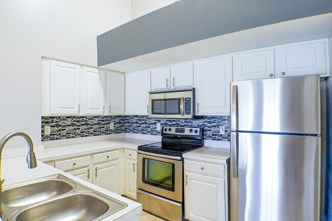 Building Photo - Well maintained 2 bed 2 bath Condo in the ...