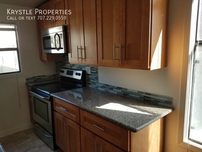Building Photo - Adorable, Vintage Studio Apartment in Down...
