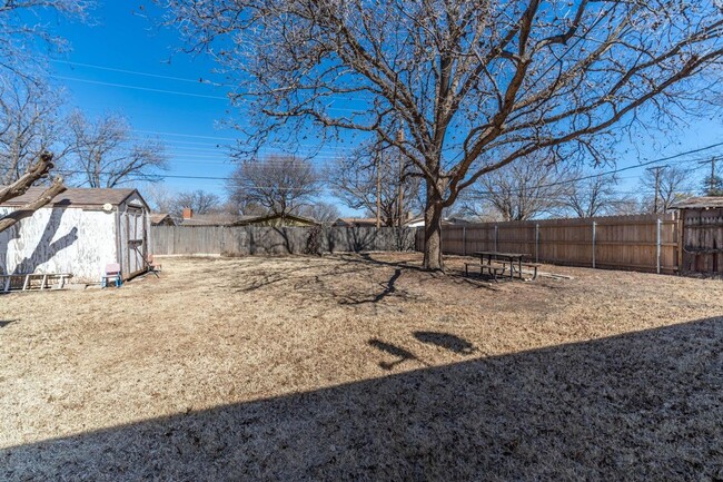 Building Photo - Cute 3/1/1 with Large Backyard