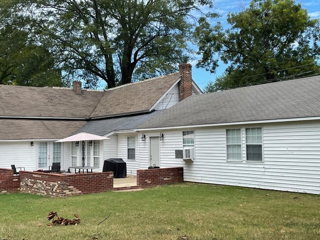 Building Photo - 102 Cedar St