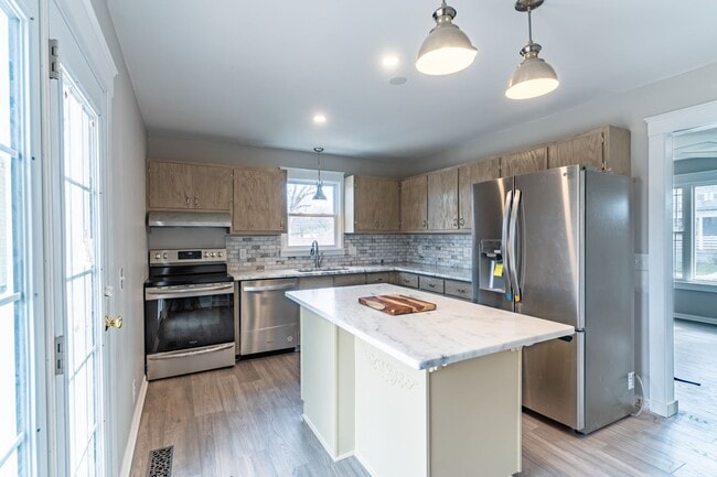 Building Photo - Renovated 3 bed/2 bath just minutes from Downtown!!