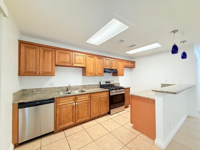 Building Photo - AVAILABLE NOW 3 Bedroom 2 Bathroom APARTME...