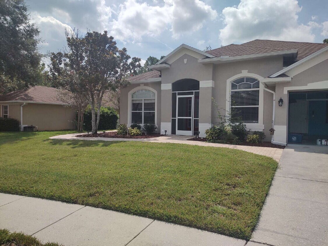 Foto principal - "Spacious 4-Bedroom with 3 Full Baths - 2,...