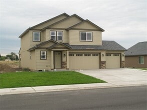 Building Photo - 710 7th Ave NE