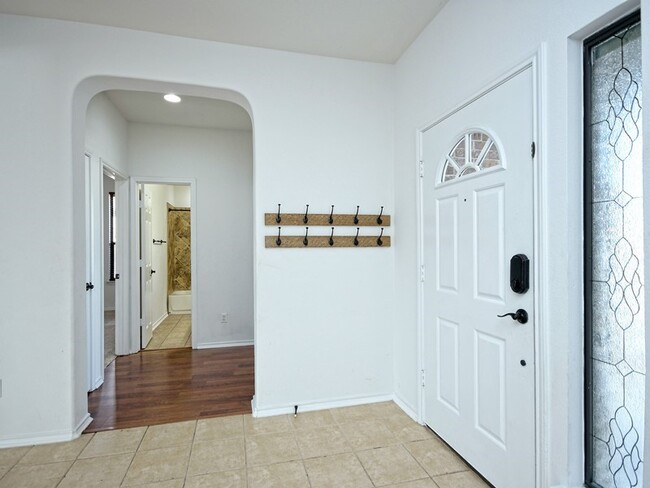 Foto del edificio - Open concept floor plan with greenbelt views