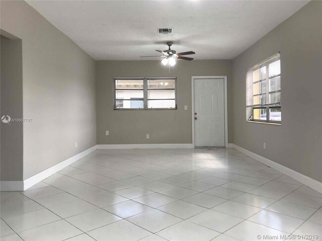 Foto del edificio - 561 NE 173rd St