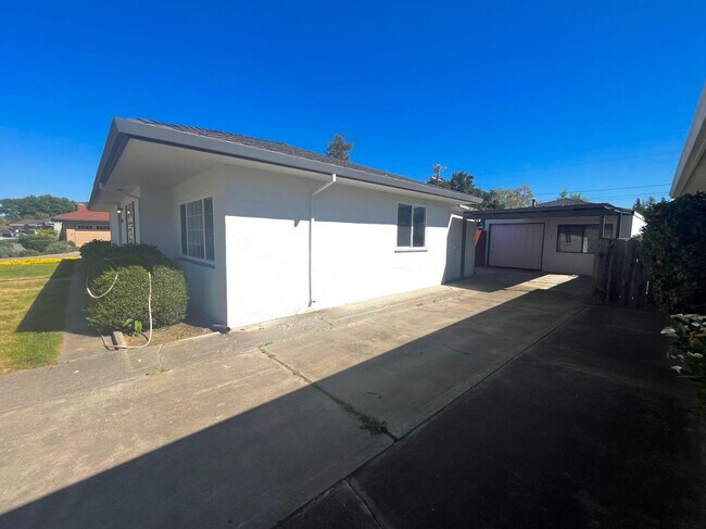 Building Photo - 478 La Sierra Way