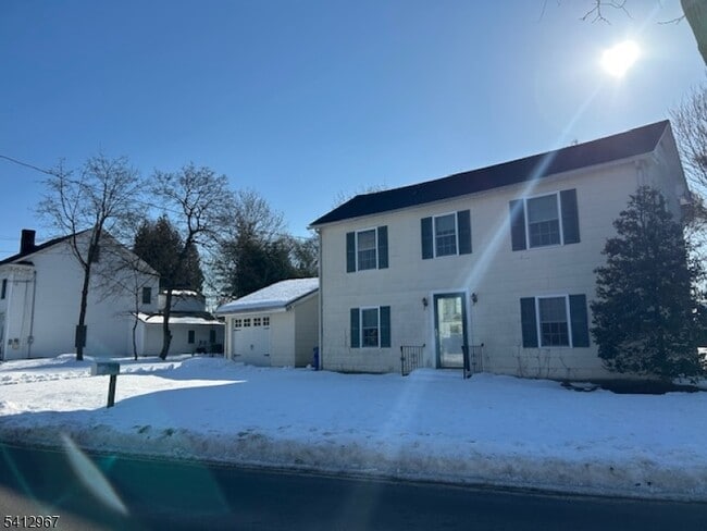 Foto del edificio - 11 Pleasant Plains Rd