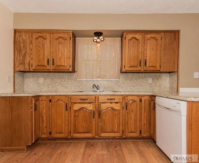 Building Photo - 679 Troy Ave W