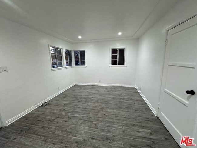 Building Photo - 6207 Crenshaw Blvd