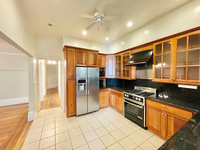 Building Photo - Inner Sunset Full Floor 2BR+/1.5 BA Victor...