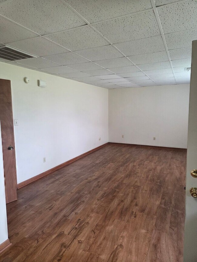 Foto del edificio - Large 1-Bedroom Apartment with Washer/Dryer Hookups