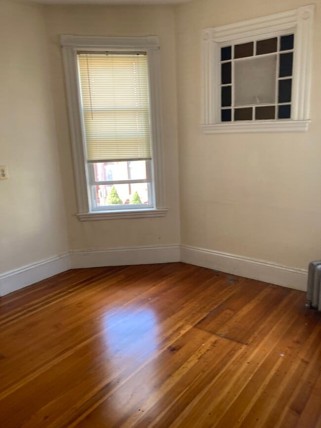 Building Photo - 144 Hillside St