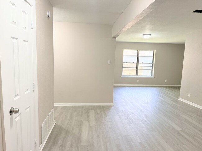 Building Photo - 1228 Oak Dr