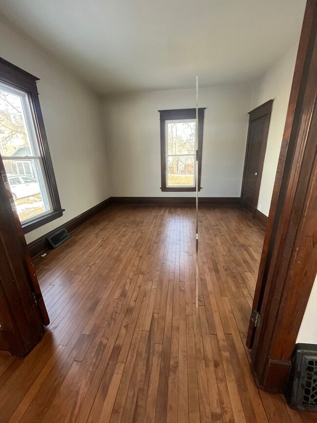 Building Photo - 122 Leffert St