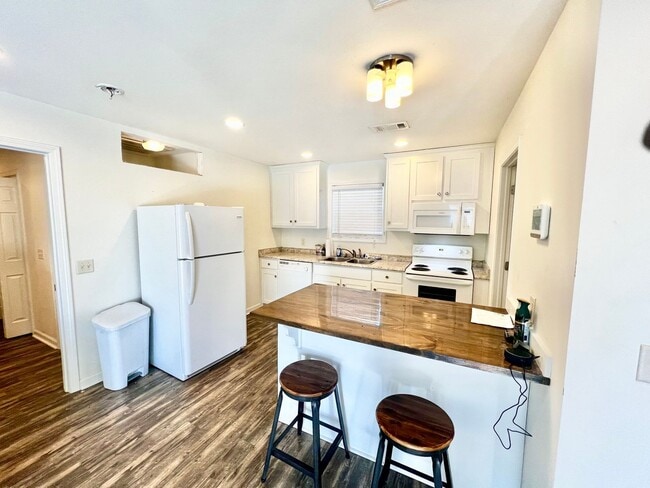 Building Photo - 302 Corman Ave