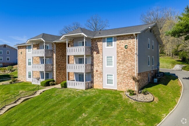 Building Photo - Royal Oaks Apartments