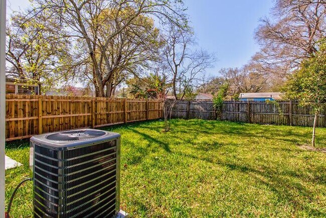 Building Photo - 1280 Pangola Dr