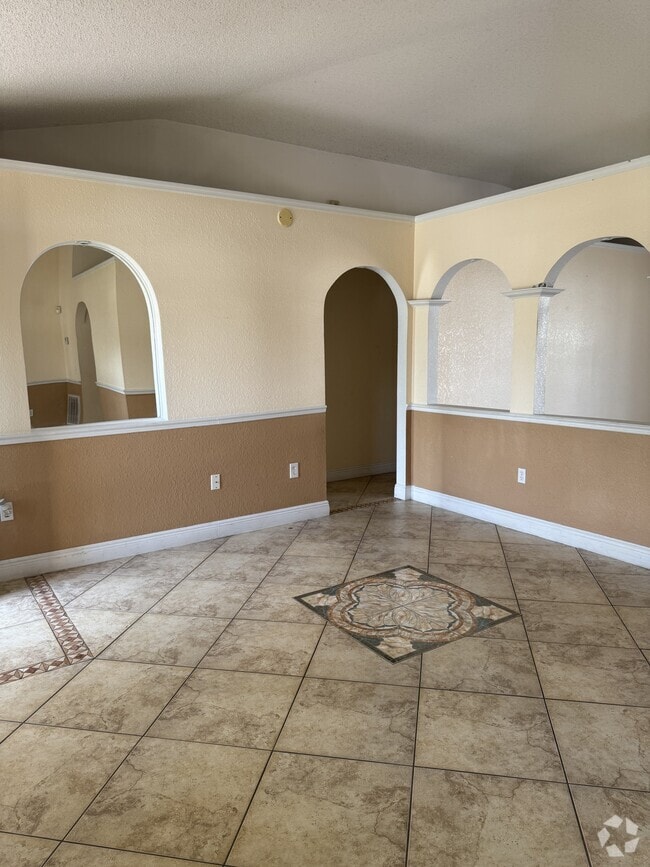 Building Photo - 1027 Dudley Dr