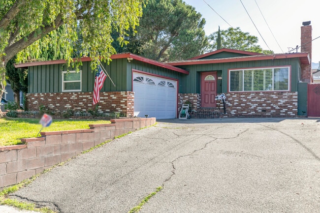 Building Photo - 10706 Rhodesia Ave