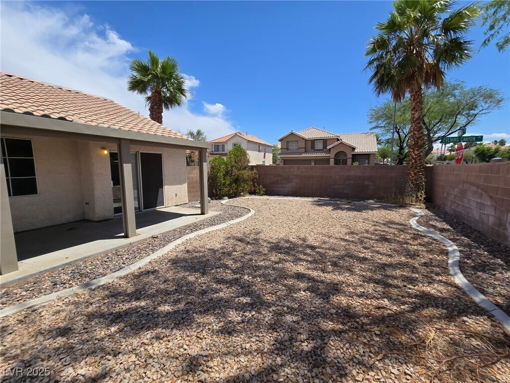 Building Photo - 303 Desert Knolls St