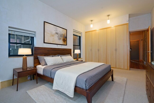 Building Photo - Beautiful Condo in Prime Minneapolis Locat...