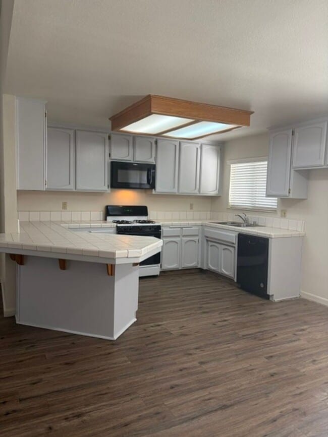 Building Photo - 10808 Sunset Canyon Dr