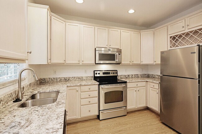 Building Photo - End-Unit Townhome Convenient to 5th St Sta...