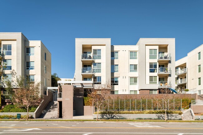 Foto del edificio - 12655 Bluff Creek Dr