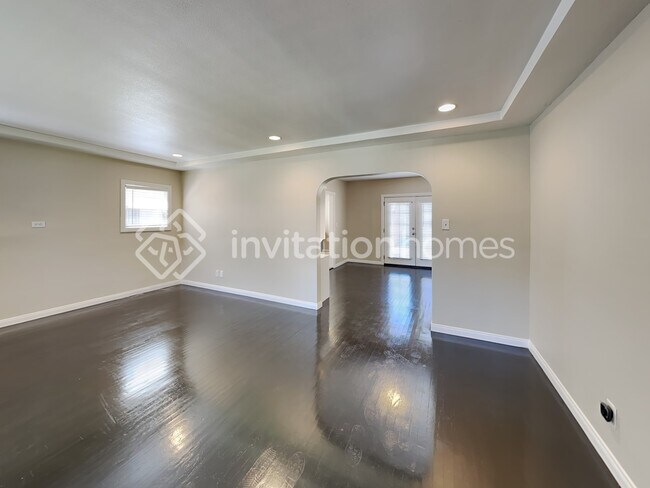 Building Photo - 817 S Osage Ave