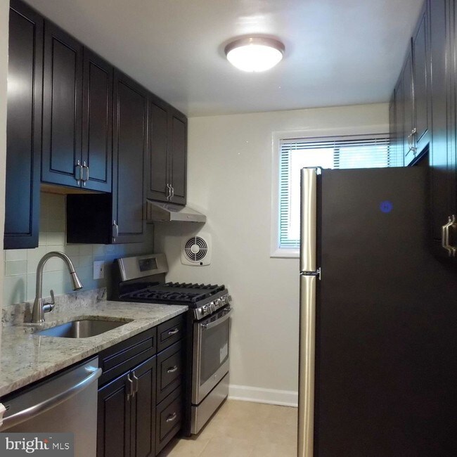 Foto del edificio - 2848 Annandale Rd