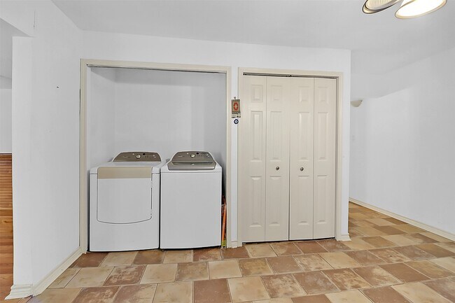 Building Photo - 727 S Iowa St