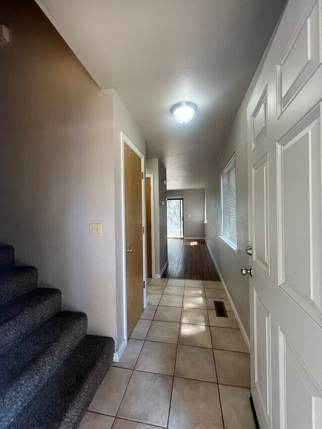 Building Photo - 3364 Treehaven Dr